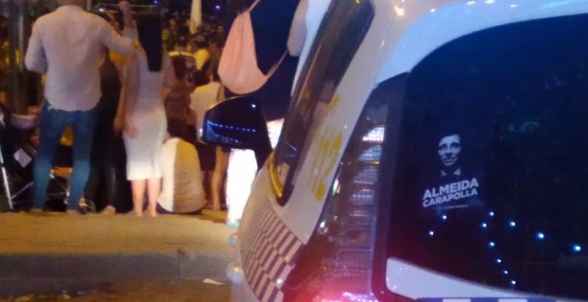 Pegatina de 'Almeida carapolla' en uno de los coches de la Policía Nacional durante las fiestas de Vicálvaro.