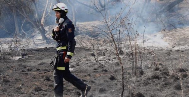 Un bombero comprueba los efectos del incendio de Cadalso de los Vidrios | Emergencias 112
