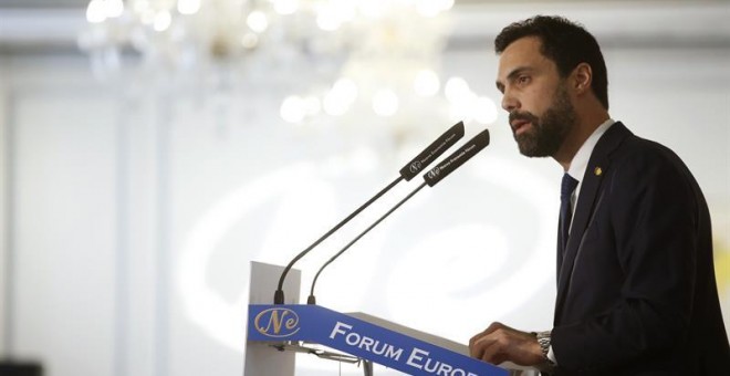 El presidente del Parlamento de Cataluña, Roger Torrent, interviene en un desayuno de la tribuna Fórum Europa