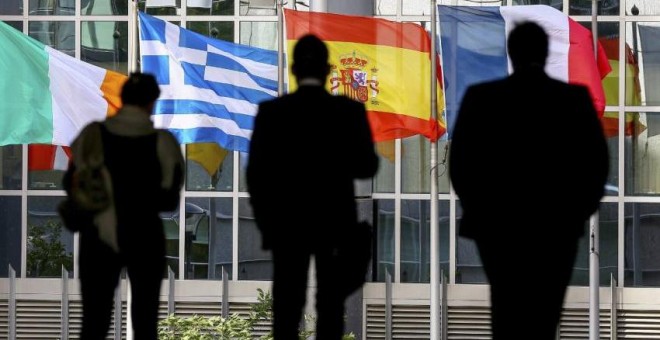 28/05/2013 - Fotografía que muestra tres siluetas situadas frente a las banderas de (i-d) Irlanda, Grecia, España y Francia, en el Parlamento Europeo en Bruselas, Bélgica, en una imagen de archivo. / EFE