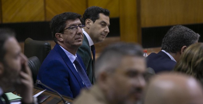 Juan Marín y Juanma Moreno, en el Parlamento de Andalucía