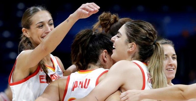 Celebración de las jugadoras de la selección española femenina de baloncesto. EFE