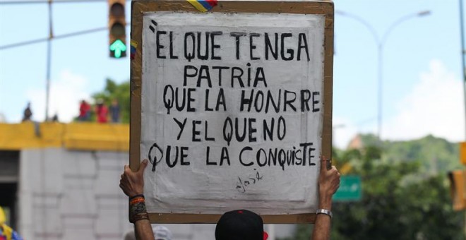 Seguidores del oficialismo participan en una movilización desde la avenida Nueva Granada hasta el Paseo los Próceres para conmemorar los 208 años del acta de independencia de Venezuela este viernes, en el Paseo de los Próceres, en Caracas (Venezuela). EFE