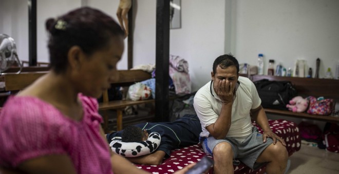 Sofía y Jesús (nombres ficticios) llevan más de una semana durmiendo junto a su hijo de 18 años y su hija de 11 en la parroquia San Carlos Borromeo de Vallecas. Tras más de 20 días en España, procedentes de Colombia, siguen esperando los recursos del sist