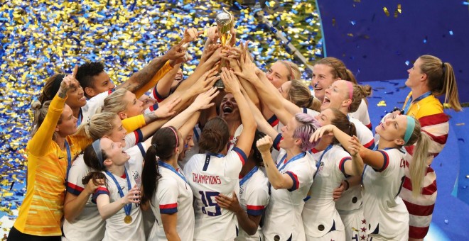 Las jugadoras de EEUU levantan el trofeo que las acredita como campeonas del mundo de fútbol. /REUTERS