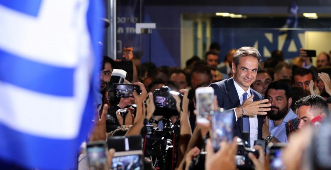 El conservador Kyriakos Mitsotakis se dirige a sus seguidores tras ganar las elecciones en Grecia. /REUTERS