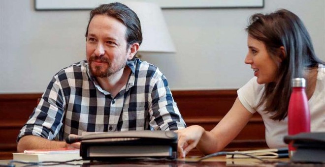 El secretario general de Podemos, Pablo Iglesias, y la portavoz de la formación, Irene Montero, en una reunión en el Congreso. (EMILIO NARANJO | EFE)