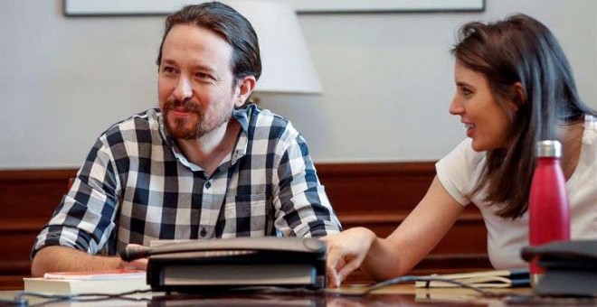 El secretario general de Podemos, Pablo Iglesias, y la portavoz de la formación, Irene Montero, en una reunión en el Congreso. (EMILIO NARANJO | EFE)