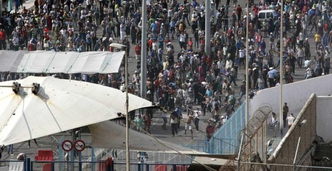 Imagen de archivo del  acceso del Tarajal en Ceuta./ EFE