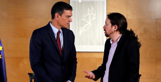 El presidente del gobierno Pedro Sánchez (i) y el líder de Podemos Pablo Iglesias, durante la nueva ronda de consultas para la investidura que el jefe del ejecutivo afronta avalado por la Ejecutiva del PSOE, para que intente negociar un Gobierno con posib