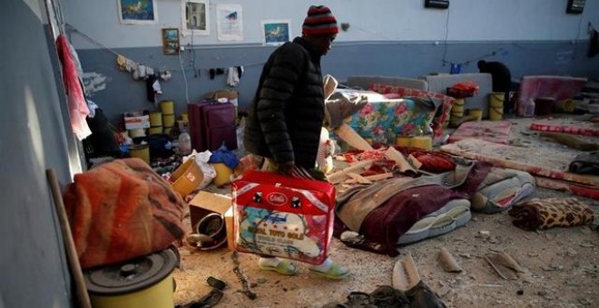 Centro de detención de migrantes en Tajura, cerca de Trípoli, bombardeado. - REUTERS / ISMAIL ZETOUNI