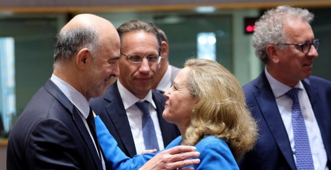 08/07/2019.- Pierre Moscovici (L) , el comisario de Economía de la CE, saluda a la ministra de Economía en funciones, Nadia Calvino, durante un encuentro. EFE/EPA/Oliver Hoslet