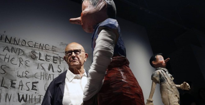 Jim Dine, junto a algunas de sus obras en el Centre Pompidou de Málaga.- EUROPA PRESS