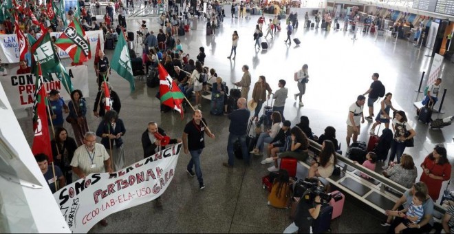 Movilización de los trabajadores en el aeropuerto de Loiu (Bilbao). / EFE