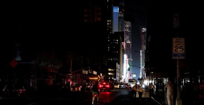 El centro de Nueva York durante el apagón de este sábado.  EFE/EPA/JASON SZENES