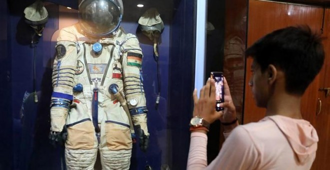 Un traje espacial expuesto en Nueva Deli. EFE/EPA/RAJAT GUPTA