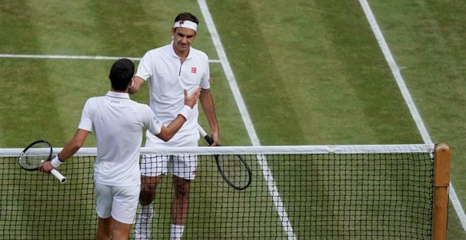 Novak Djokovic (I) de Serbia celebra su victoria contra Roger Federer de Suiza durante su último partido masculino para el Campeonato de Wimbledon. Foto: EFE