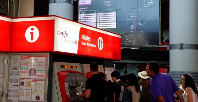 15/07/2019.- Unos viajeros sacan los billetes de tren en la estación de Atocha Cercanías esta mañana durante la huelga de Renfe. / EFE