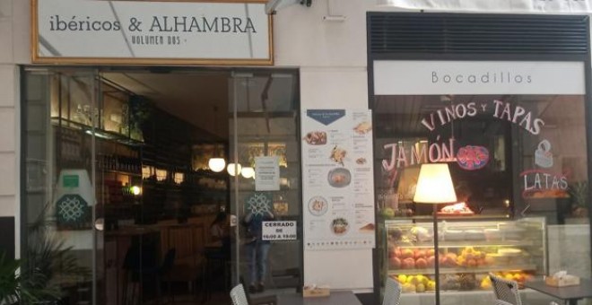 Exterior del bar 'Ibéricos & Alhambra' que ha ofrecido un puesto de camarero al que sólo podían optar personas mayores de 50 años. (TWITTER)