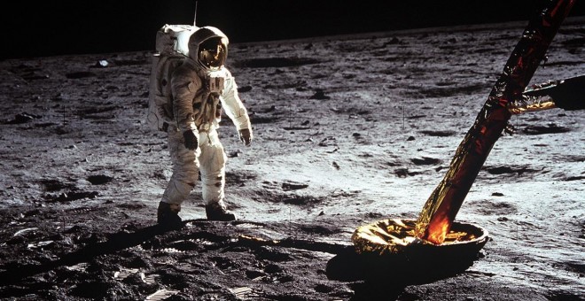 El astronauta Edwin E. Aldrin, caminando sobre la superficie lunar en 1969. – NASA