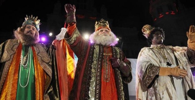 Los Reyes Magos de Oriente saludan tras finalizar su cabalgata por la capital en 2016 | Europa Press