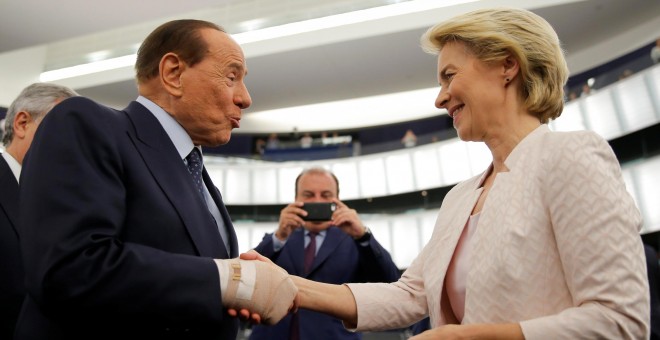 El presidente italiano de la Comisión, Ursula von der Leyen, es felicitado por el miembro italiano del Parlamento Europeo, Silvio Berlusconi, después de una votación sobre su elección en el Parlamento Europeo en Estrasburgo, Francia, el 16 de julio de 201