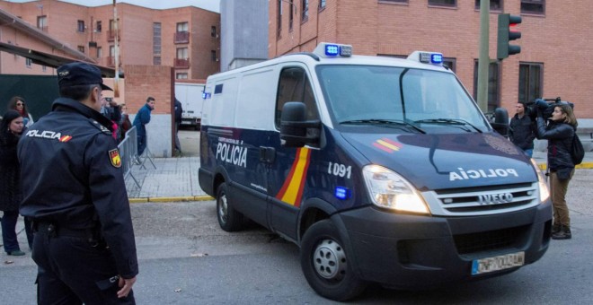 Un furgón de la Policía traslada a los tres exjugadores  de la Arandina a prisión. / EFE - FELIPE CORTÉS