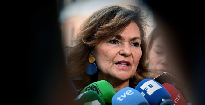 17/07/2019.- La vicepresidenta del Gobierno en funciones, Carmen Calvo, en declaraciones a los medios. / EFE - FERNANDO VILLAR