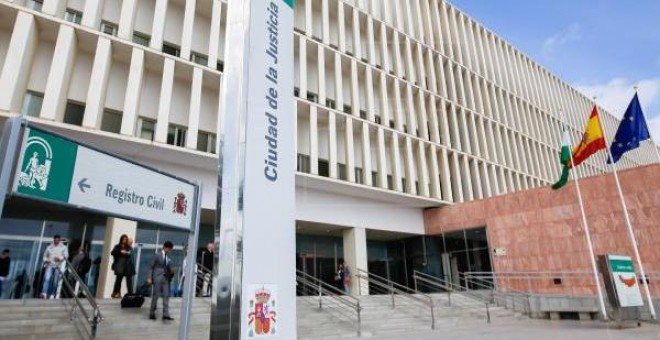 Fachada principal de la Ciudad de la Justicia de Málaga. / EFE