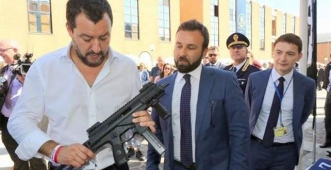 Matteo Salvini con una ametralladora. Europa Press