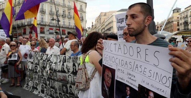 18/07/2019.- Concentración para exigir que Franco sea trasladado a un emplazamiento 'que no pueda convertirse en lugar de exaltación' convocada por la campaña #NiValleNiAlmudena. EFE/Kiko Huesca