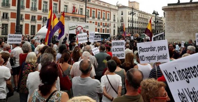 18/07/2019.- Concentración para exigir que Franco sea trasladado a un emplazamiento 'que no pueda convertirse en lugar de exaltación' convocada por la campaña #NiValleNiAlmudena, en la madrileña Puerta del Sol. EFE/Kiko Huesca