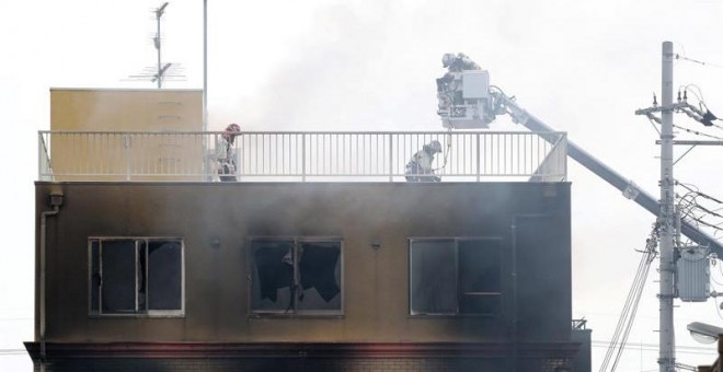 Bomberos trabajando en las labores de extinción del incendio provocado en el estudio de Kyoto. / EFE