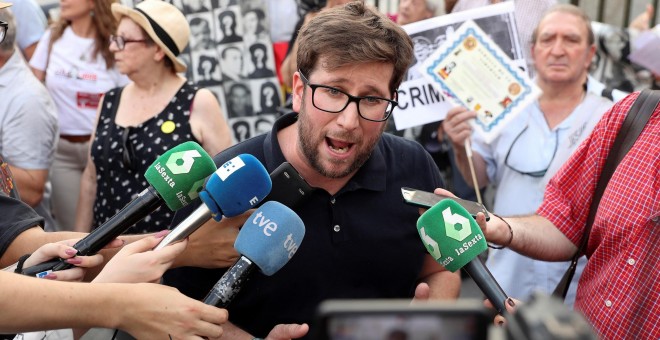 El secretario de Memoria Histórica de Unidas Podemos, Miguel Urbán, atiende a los medios de comunicación durante la concentración para exigir que Franco sea trasladado a un emplazamiento 'que no pueda convertirse en lugar de exaltación'. - EFE/Kiko Huesc