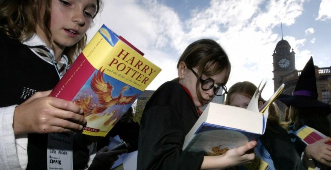 Un grupo de niños leyendo la contraportada del último libro de la saga Harry Potter.
