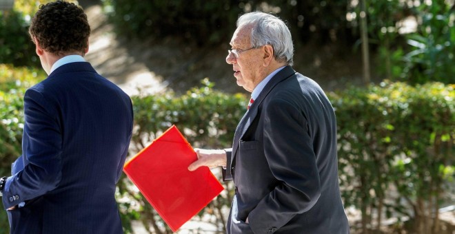 Raúl Morodo, al salir de la Audiencia Nacional tras declarar ante el juez Pedraz. EFE