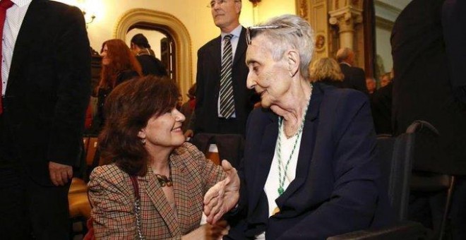 La poeta Mariluz Escribano junto a la ministra Carmen Calvo. Twitter.