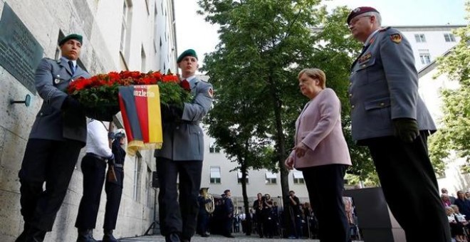 20/07/2019.- Canciller Angela Merkel durante la ceremonia militar de este sábado en Berlín. REUTERS/Fabrizio Bensch