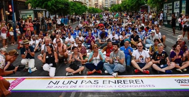 La sentada que ha protagonizado la manifestación por el día del Orgull Alacant, en Alicante. EUROPA PRESS/Sonia Arcos