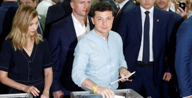 21/07/2019.- El presidente ucraniano, Vladímir Zelenski, deposita su voto en un colegio electoral durante la jornada de elecciones parlamentarias en Kiev, Ucrania, este domingo. Los colegios electorales abrieron hoy en Ucrania para las elecciones parlamen