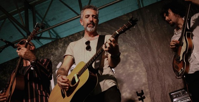 Pepe Solla toca la guitarra en el escenario del Show Rocking en PortAmérica 2018. / FELIPE CARNOTTO (GUÍA REPSOL)
