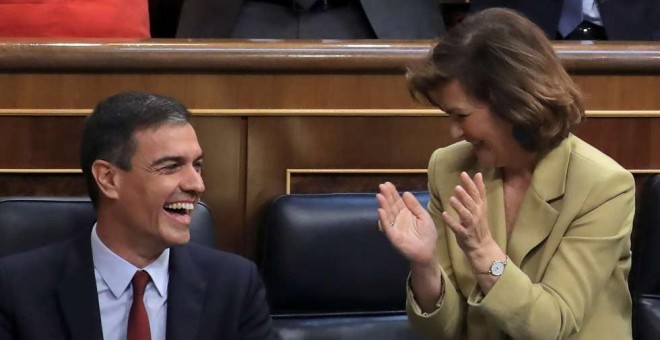 Pedro Sánchez debió quedar contento tras su discurso: así reaccionó tras su discurso de investidura mientras la bancada socialista, con la vicepresidenta Carmen Calvo al frente aplaudía. (SERGIO PÉREZ | REUTERS)