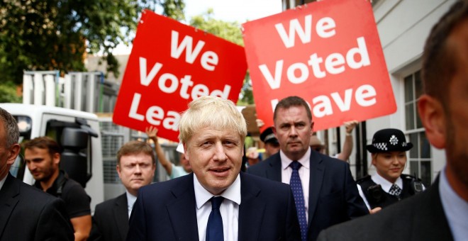 Boris Johnson deja su oficina en Londres | Reuters