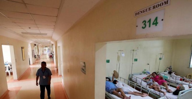 Los pacientes que padecen dengue en una sala de aislamiento de Manila / EFE