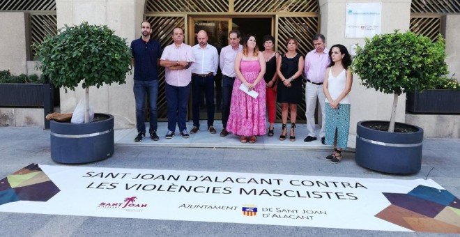 La edil se queda fuera del plano de la foto difundida por el Ayuntamiento durante el minuto de silencio | Ayuntamiento Sant Joan d'Alacant