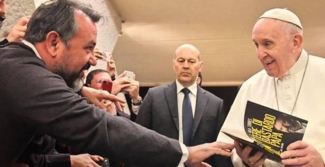 Enrique Vila en su encuentro con el Papa Francisco al entregar el libro ‘Carta de un bastardo al Papa’. EFE