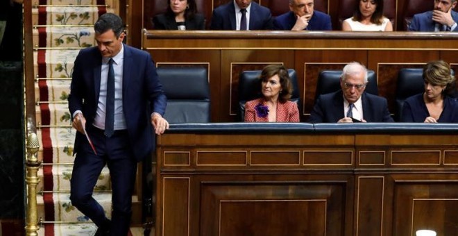 El candidato socialista, Pedro Sánchez, se dirige al estrado del Congreso, el día que afronta la segunda y definitiva votación de investidura sin que por ahora haya llegado a un acuerdo con Unidas Podemos, cuyo voto favorable es necesario que pueda salir