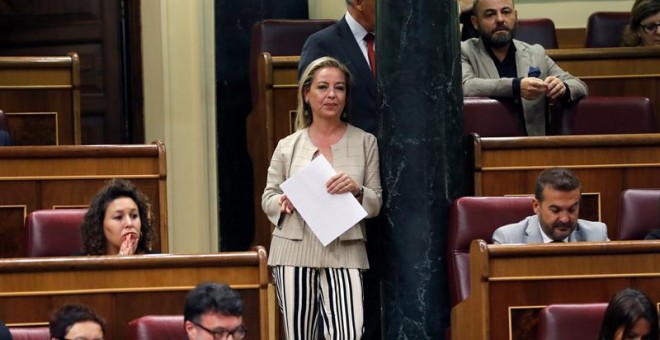 La portavoz de Coalición Canaria, Ana Oramas, espera para su intervención en el debate de investidura. /EFE