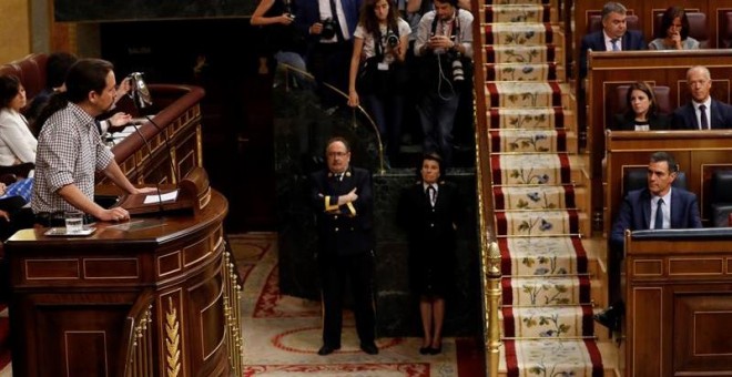 El candidato socialista, Pedro Sánchez (dcha), escucha al líder de Unidas Podemos, Pablo Iglesias, durante su intervención en la tercera jornada del debate de investidura en el Congreso, donde Sánchez afronta la segunda y definitiva votación de investidur