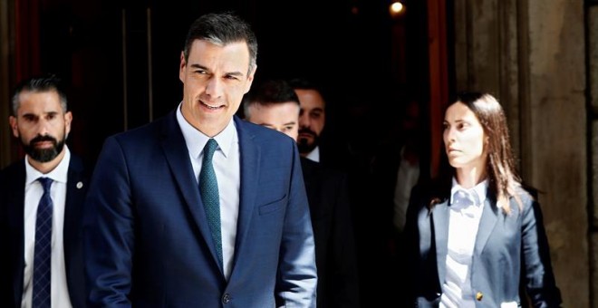 El candidato socialista, Pedro Sánchez (izda), a su salida del Congreso después de que el pleno haya vuelto a rechazar hoy su investidura como presidente del Gobierno. EFE